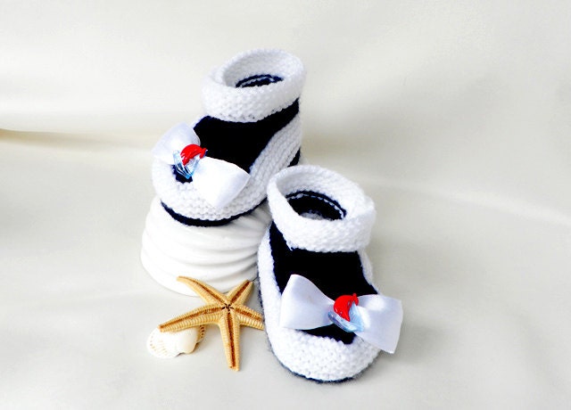 Hand knitted baby Slippers / booties in white and blue,baby shoes, baby fashion, READY TO SHIP