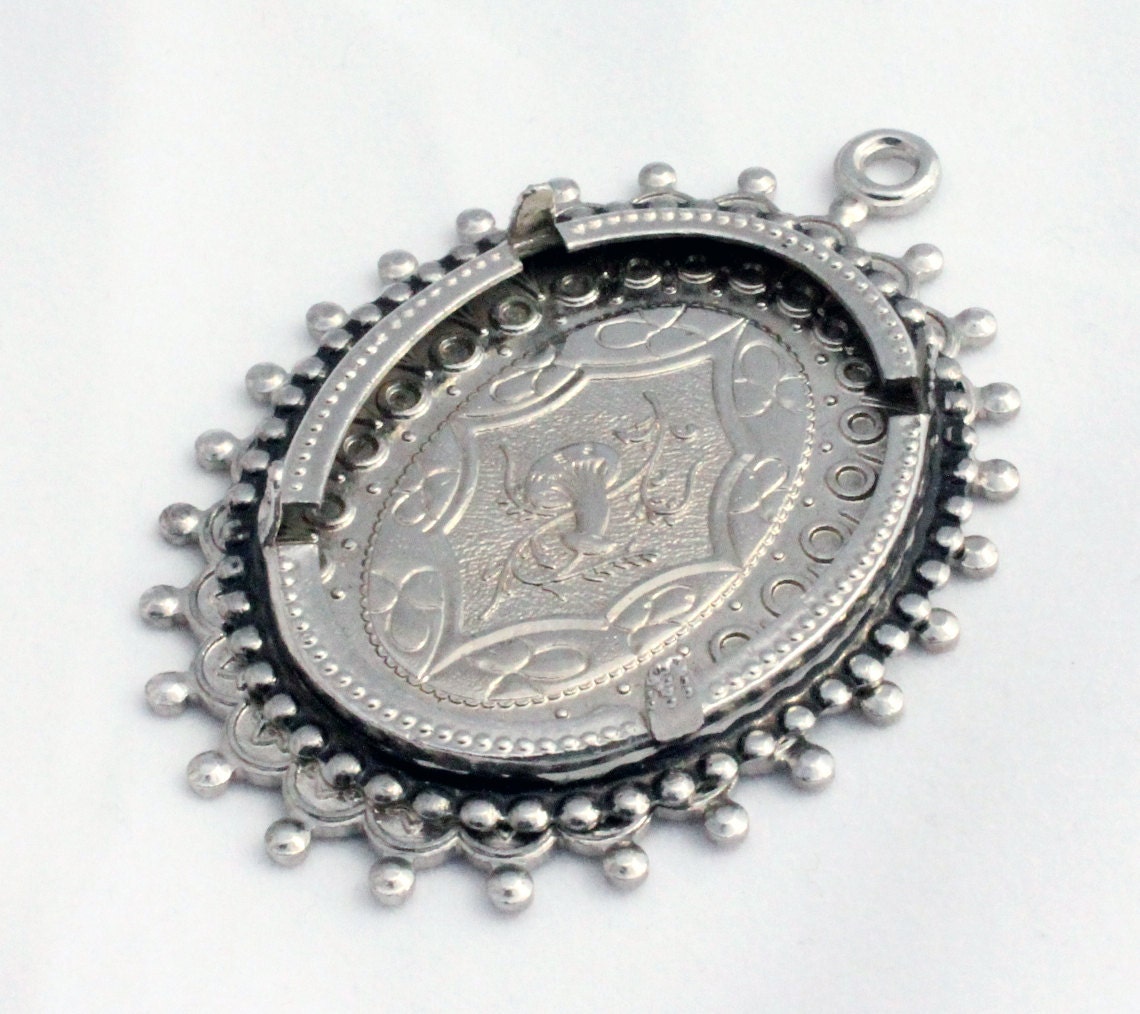 Filigree Mushroom Oval Shape Bezel