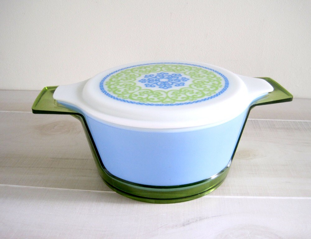 Vintage Pyrex Ocean Filigree Casserole w/ Hugger Cradle - Mid-Century Kitchen