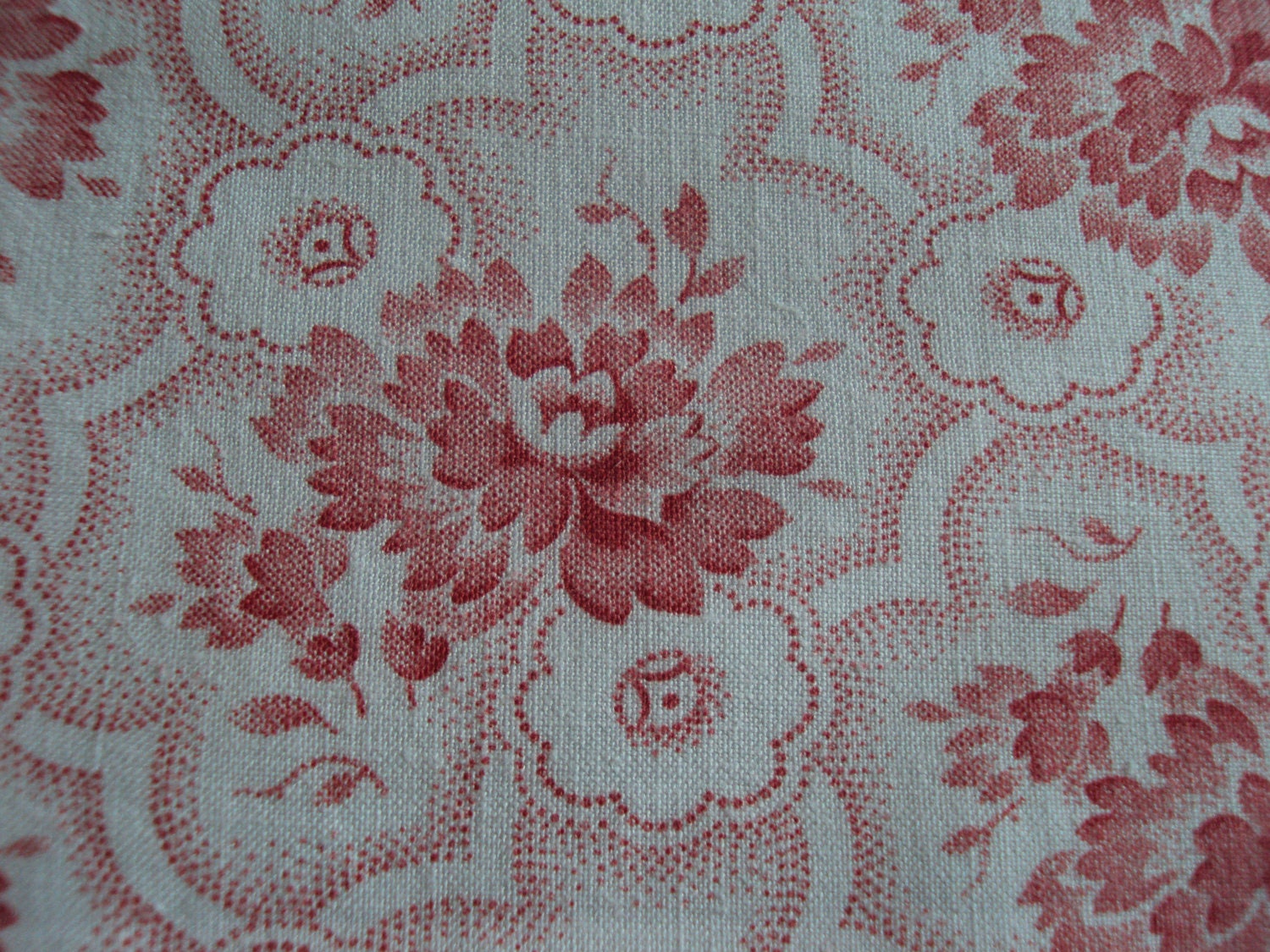 Beautiful Vintage Cotton Fabric Salmon Pink Roses Rosebuds Pillows Patchwork Quilting Lavender Bags Feedsack