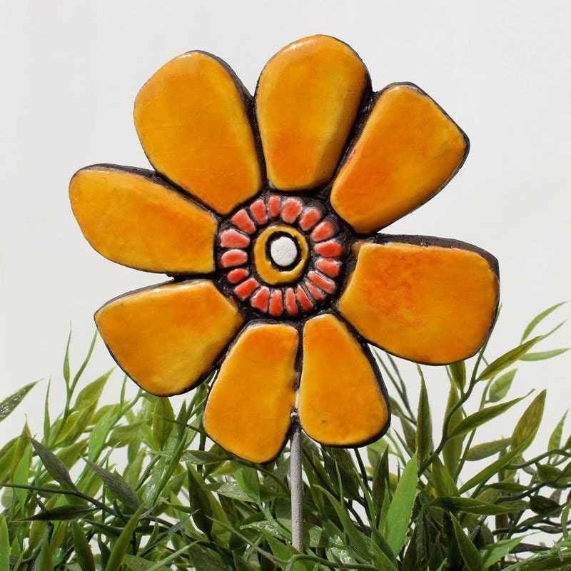 flower garden decor - plant stake - flower sculpture - garden art - lawn ornament  - plant pot decoration - fun gift - Yellow Buttercup