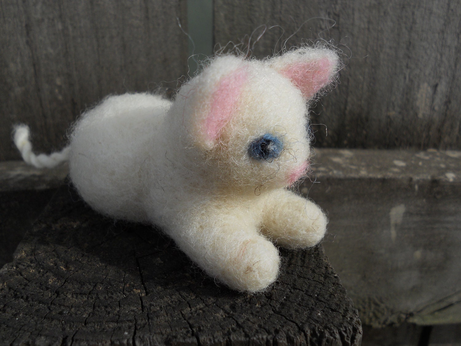White Felt Kitten / Needle Felted Cat Animal Sculpture / Waldorf Style Figurine / Cute Toy Animal