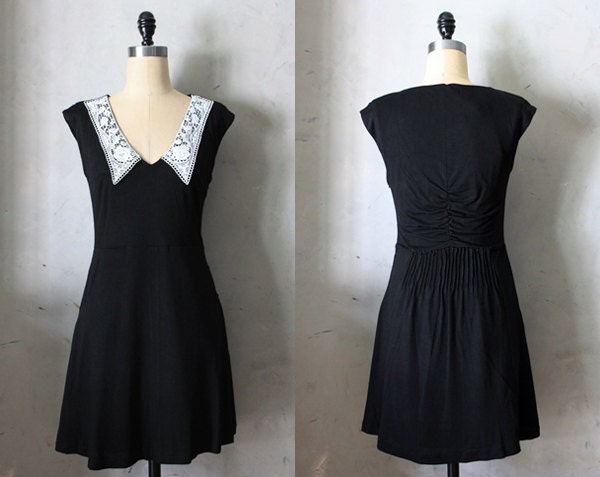 AN EDUCATION - White lace collar vintage inspired little black dress with pockets // stretch ponte knit // v neck // victorian