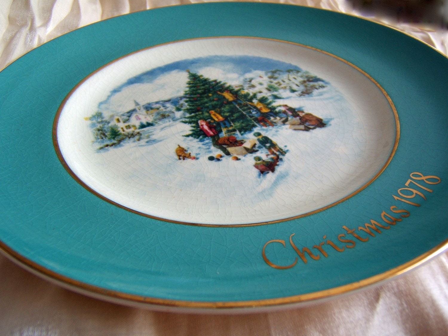 1978 Avon Christmas plate "Trimming the Tree"