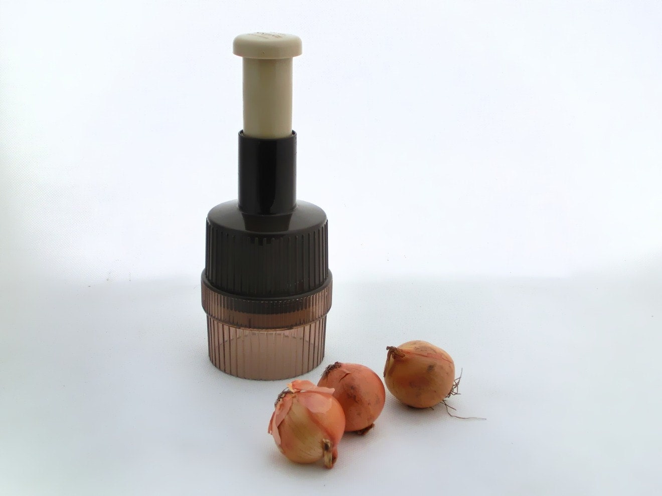 Vintage brown chocolate / beige Food / onion Chopper 80s
