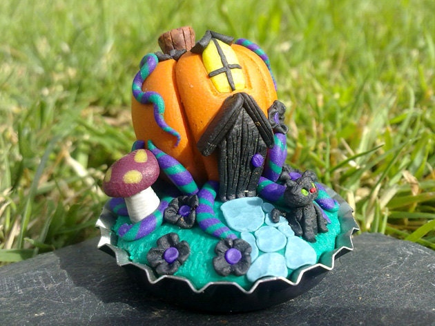 Ultra tiny 1" halloween bottlecap scene pumpkin house with black cat