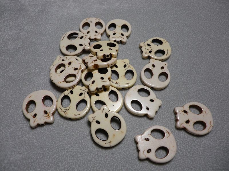 Beige Turquoise Howlite Skull Beads 21mm-22mm x 19mm-20mm
