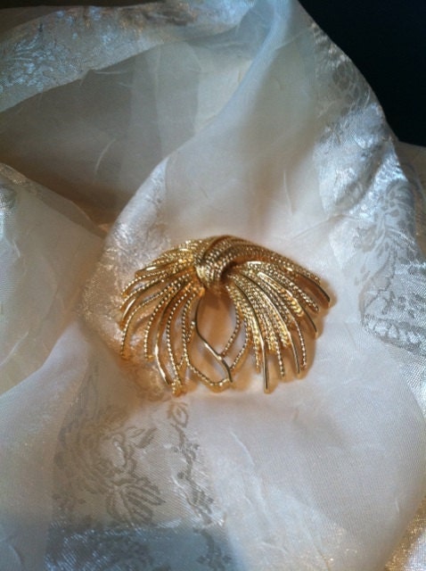 Classic Vintage Mid Century Monet Yellow Gold Brooch Estate Jewelry