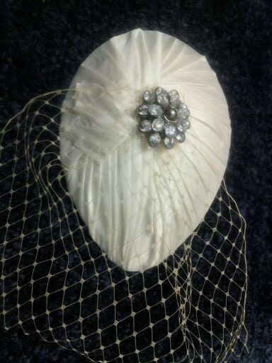Bridal Ivory Silk Pleated Teardrop Fascinator, Vintage Styled Headpiece, Bridal hat,bridal hair accessory , Old Hollywood, Birdcage veiling