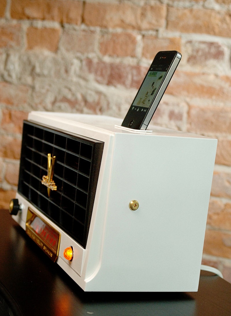 ipod iphone charging station with speakers from vintage radio