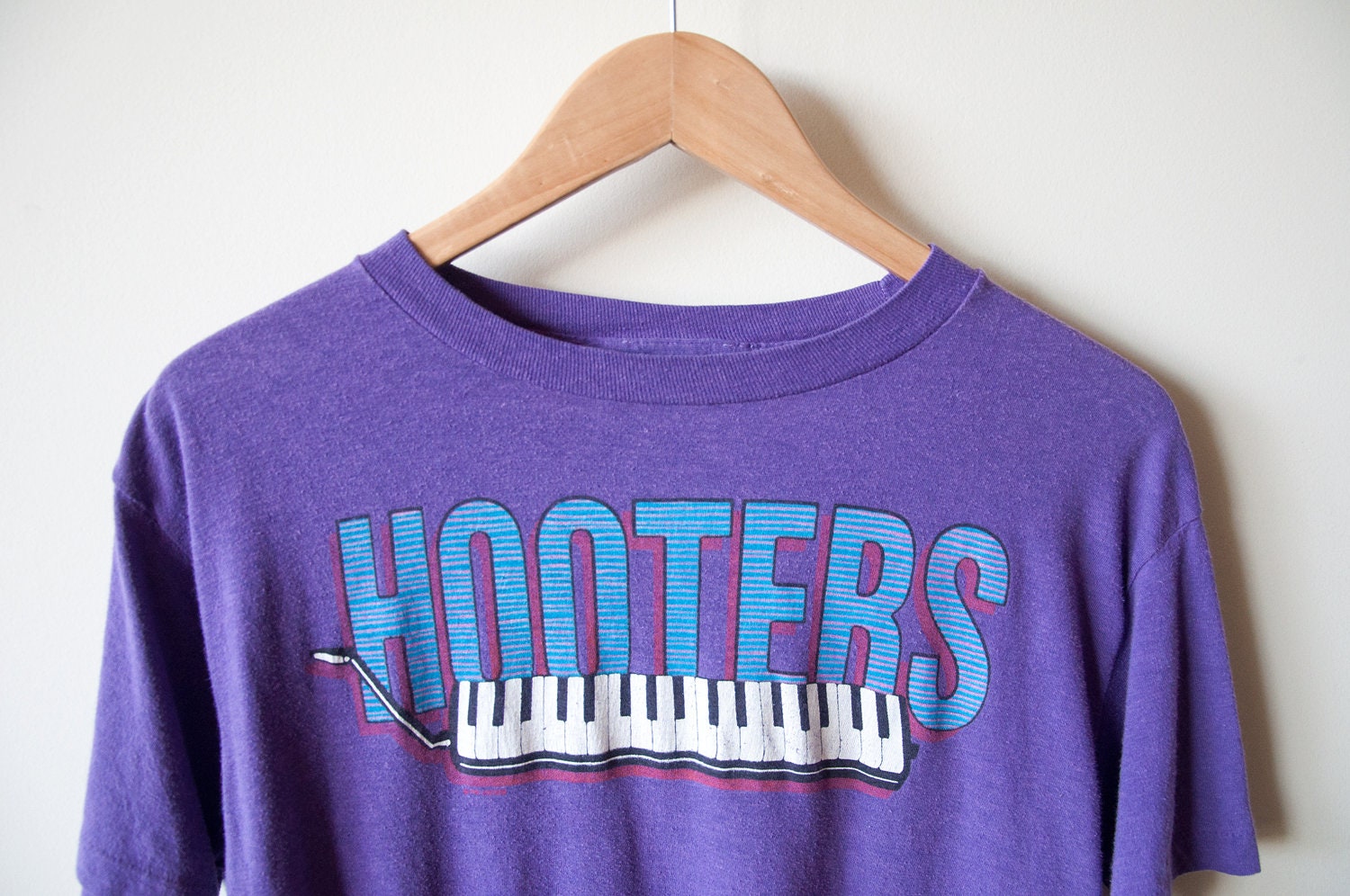 Vintage 80s Hooters Mens Purple T-Shirt - Size Medium