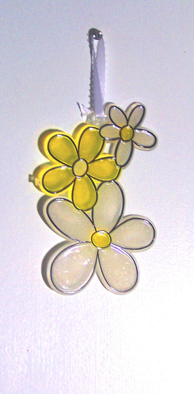 ORNAMENT - Daisies - Acrylic - White & Yellow- Handpainted Home Decor
