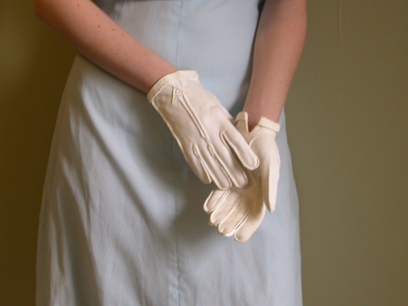 Vintage White Embroidered Wrist-length Ladies' Gloves