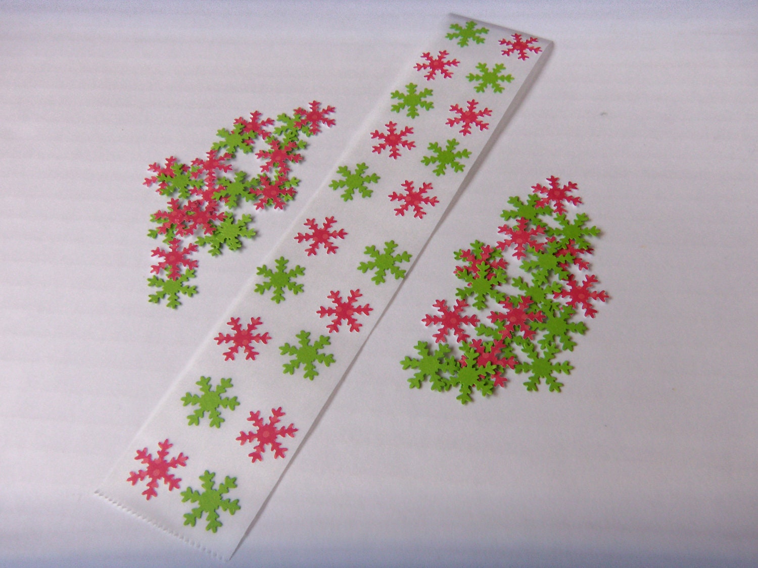 100 Christmas Snowflake Stickers in Green & Red Dot