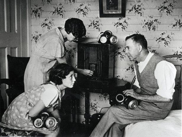 1.Dutch Radio around May 1940 (3 hours and 59 minutes long) Living History Radiofiles - Historical Music and broadcasts