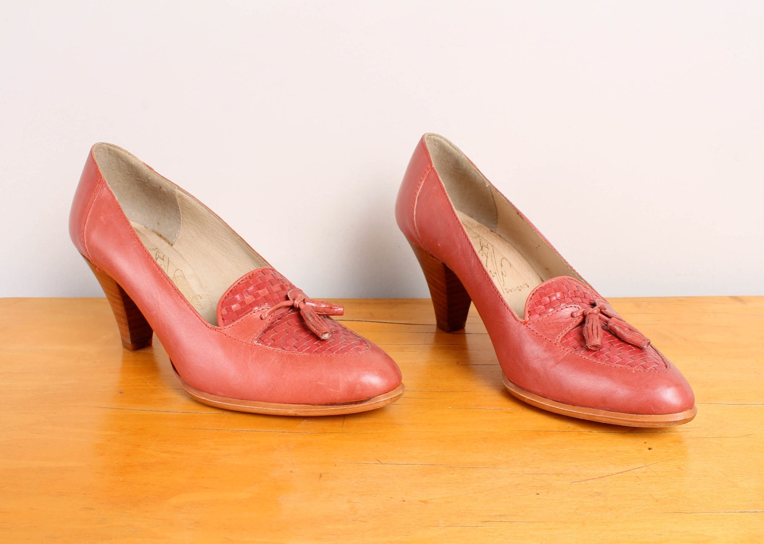 1970s Loafer Pumps - Womens 5 - Coral Woven Leather Tasseled Low Heel Loafers Enrico for Lord & Taylor 70s Shoes Footwear Small Size