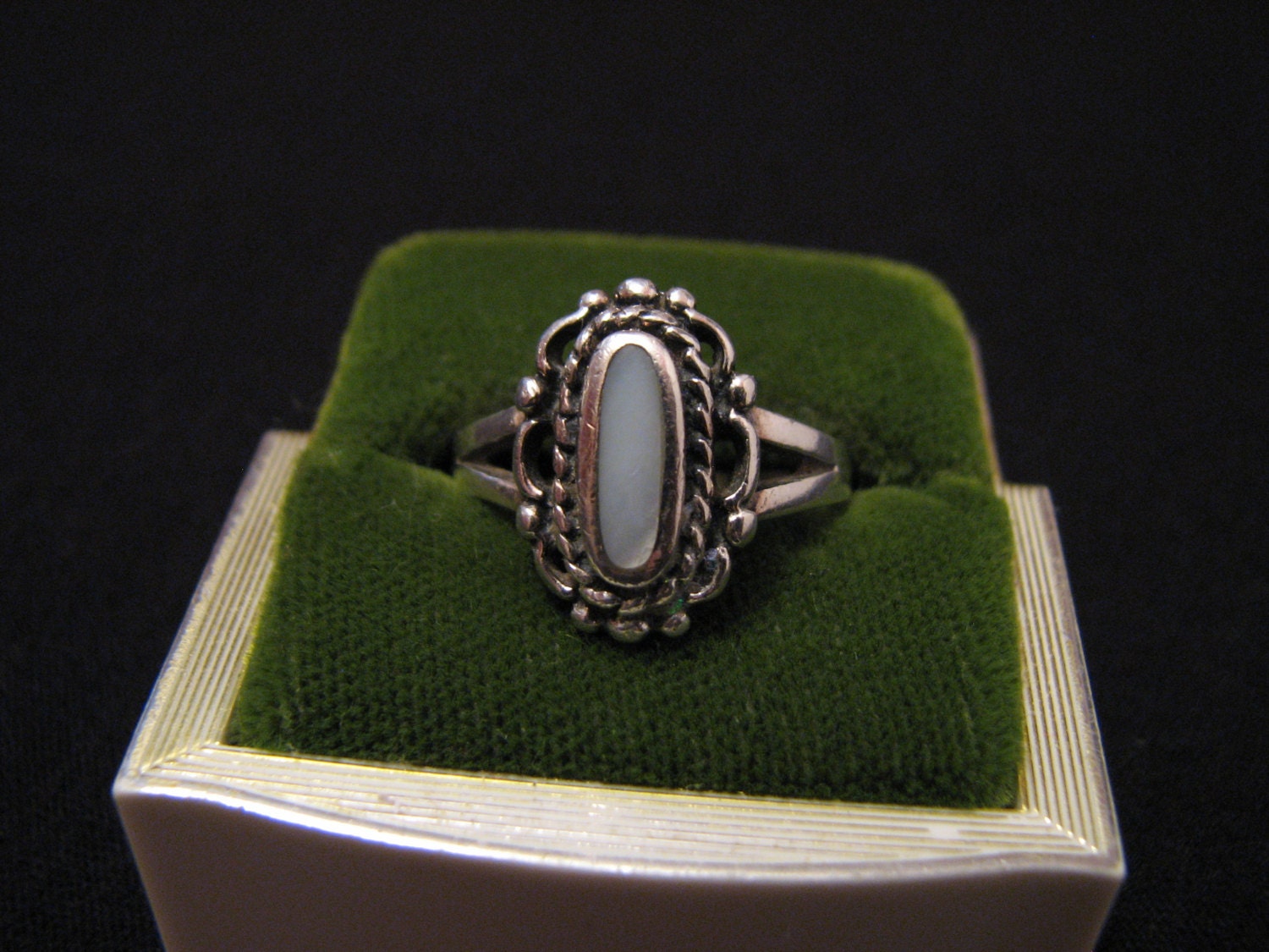 Vintage Sterling Silver White Mother of Pearl Flower Ring Size 7
