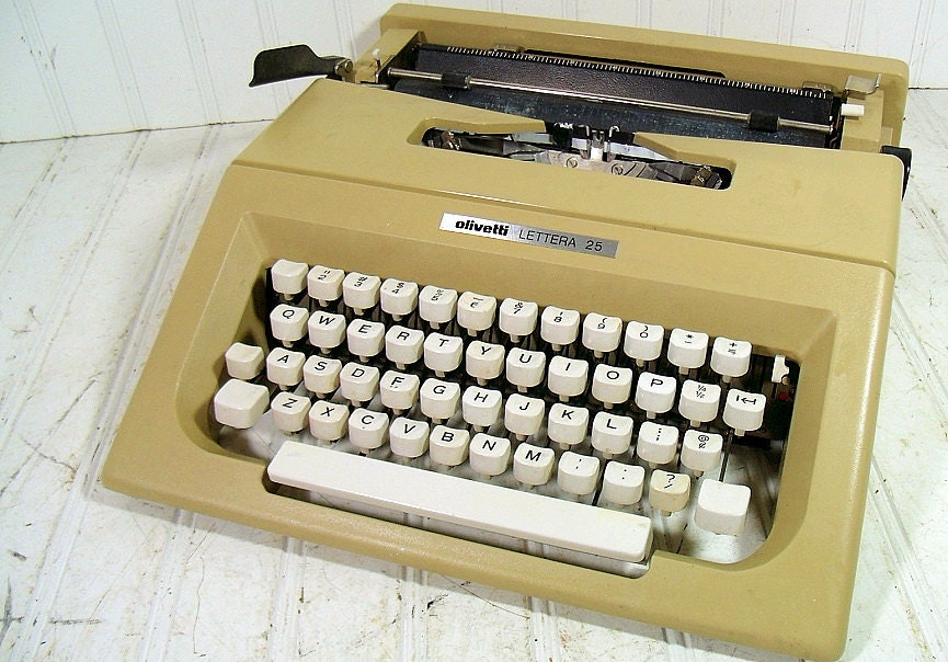 Olivetti Lettera 25 Typewriter - Vintage Manual Keyboard - Putty Grey Taupe Body with Carry Case