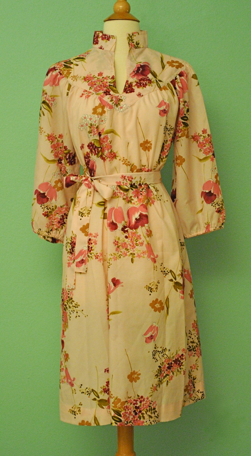 Feminine Boho Dress Vintage 70s Floral Knee Length in Pink 1970s Hippie Flower Girl