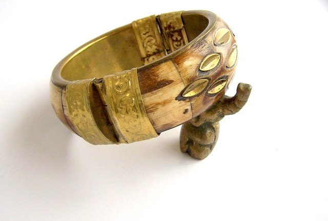 SALE Bracelet Vintage, brass plated metal and horn