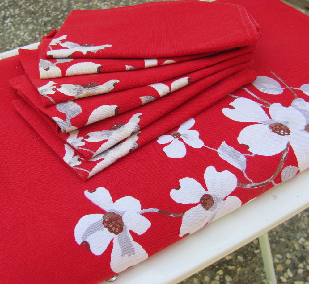 vintage 50s floral table cloth with 6 napkins