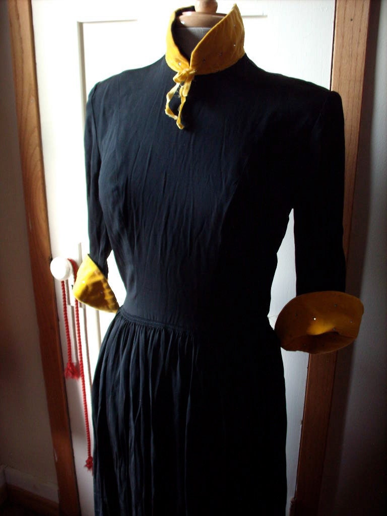 RESERVED for JOAKIMLUNDSTROM Vintage 1940s Black DRESS with yellow contrast collar and cuffs M L