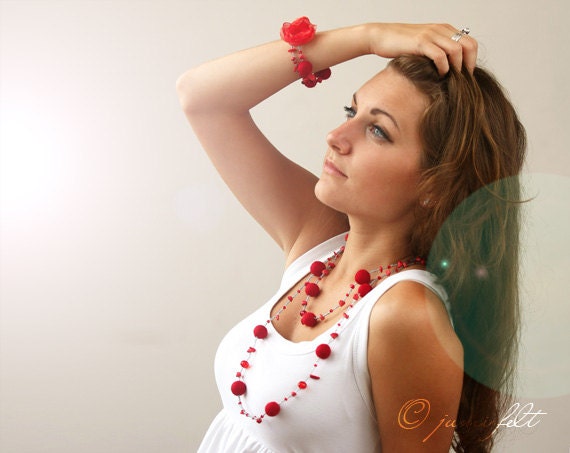 Long necklace and bracelet set - 'Passion red'