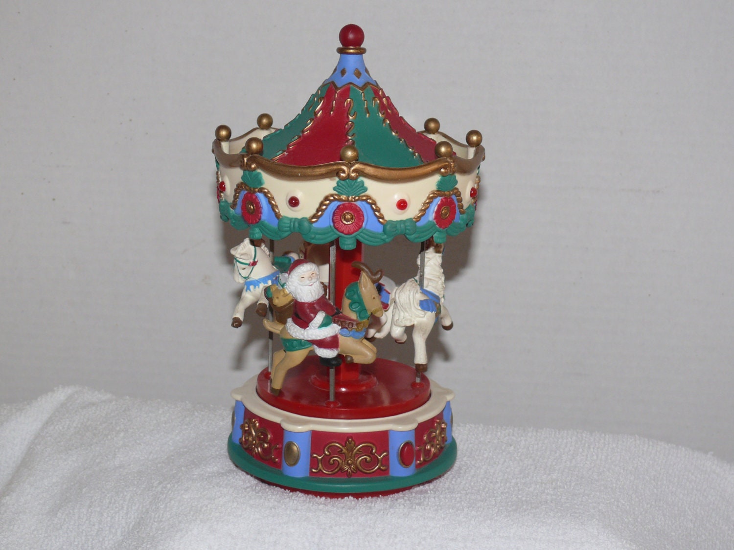 Music Box Carousel - Plays TWELVE songs. Battery Operated. Interactive Horses