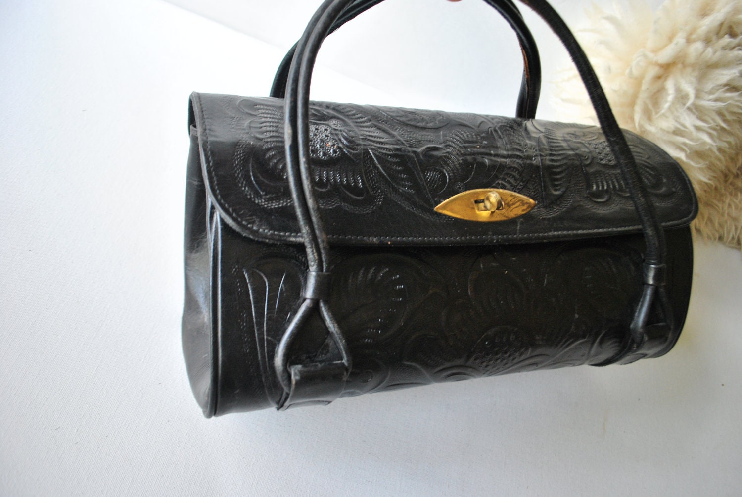 Glamour vintage 60s genuine black leather , tooled, doctor style hand bag.