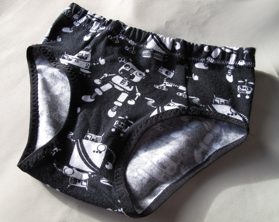 Briefs - Black Robots - Boys underwear sz 110/116 (5-6yrs)