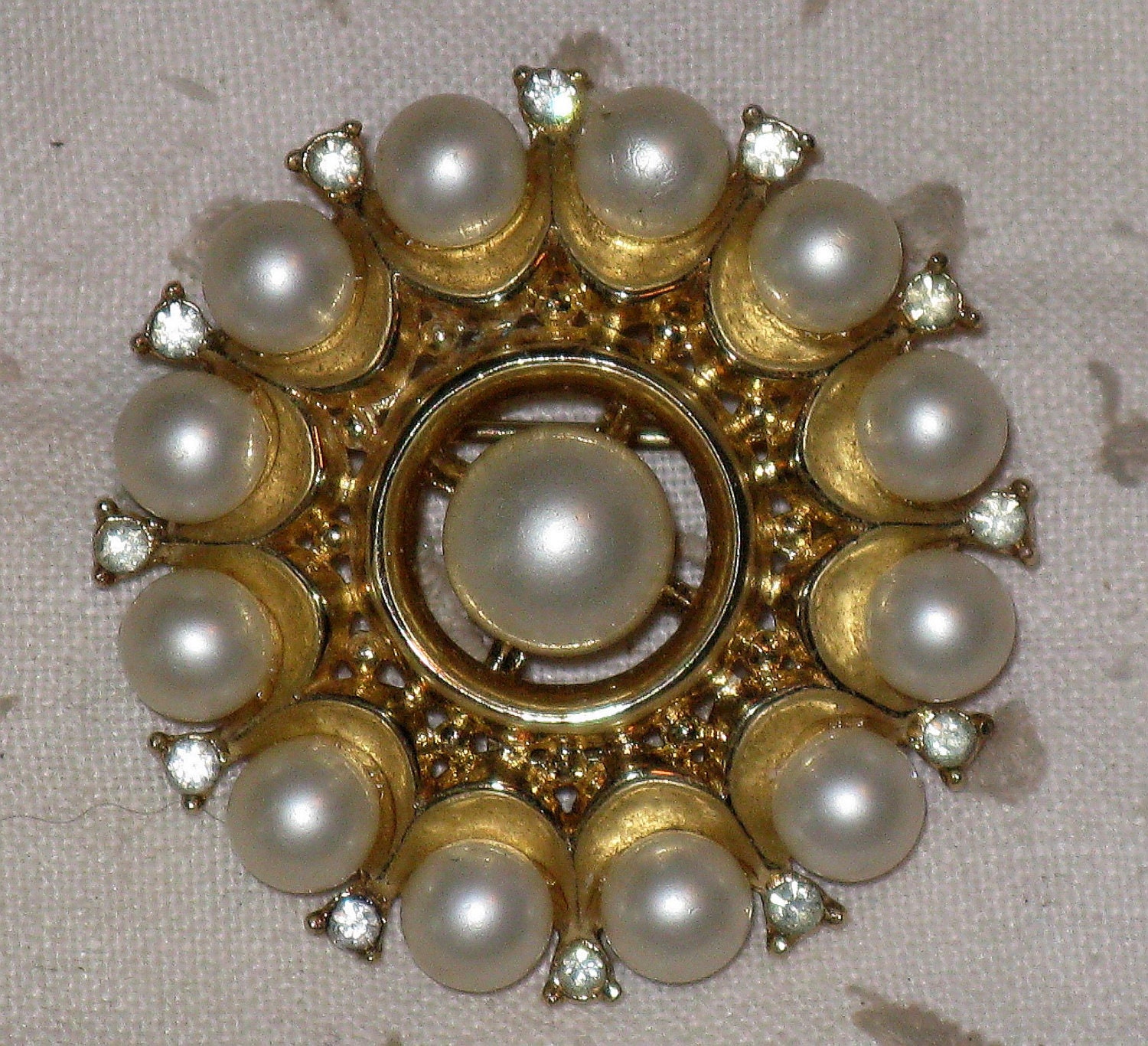 Vintage 1960s CROWN TRIFARI Round Faux Pearl and Rhinestone Brooch (B-4-1)