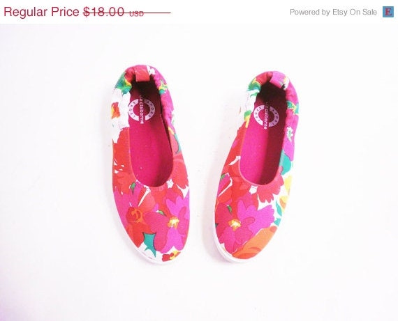 SUMMER VACATION SALE f i n a l s a l e Vintage Floral Print Tennis Shoes // 90s Canvas Skimmers / Size 6.5