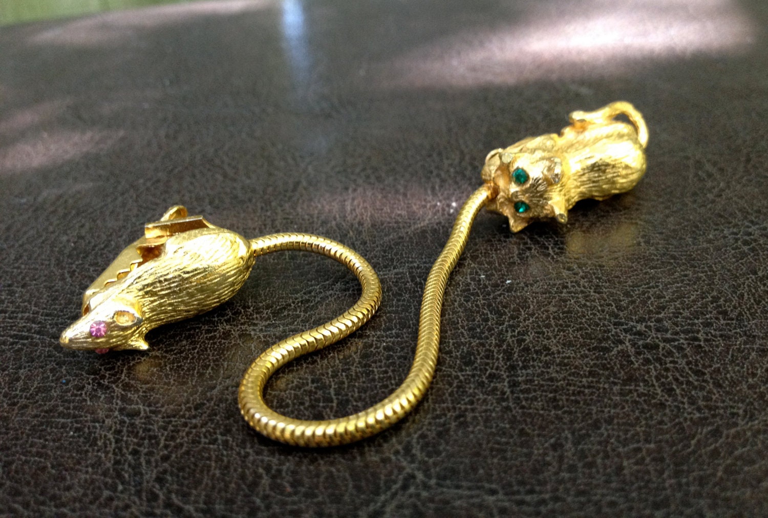 1950s sweater clip - gold cat/mouse chain clip w/ colored rhinestone detail