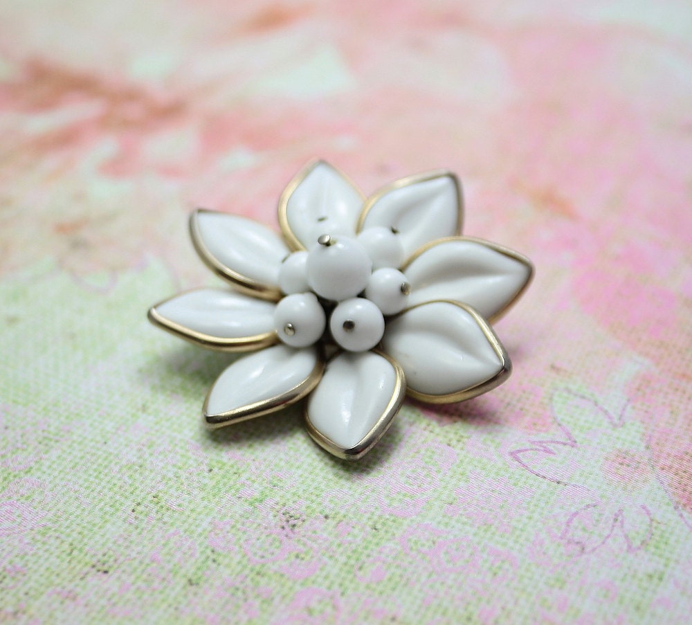 Coro thermoset pin brooch. Designer vintage white. Perfect for summer.