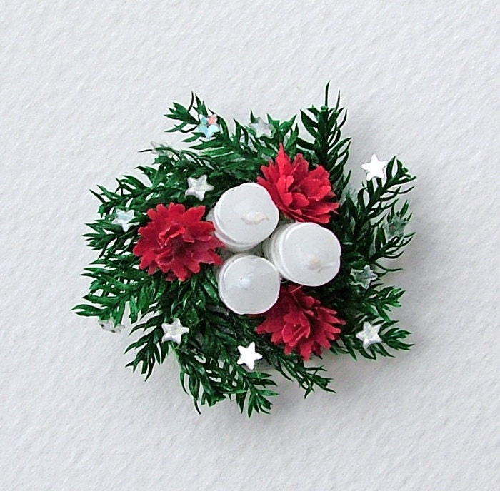 Miniature Christmas table centre with pillar candles and red chrysanthemums