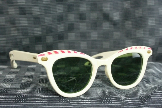1950's Cat Eye Sunglasses White Candy Cane Red Stripe Browline Ready to Wear Green Lens Butterfly Temple Resort Beach Wear