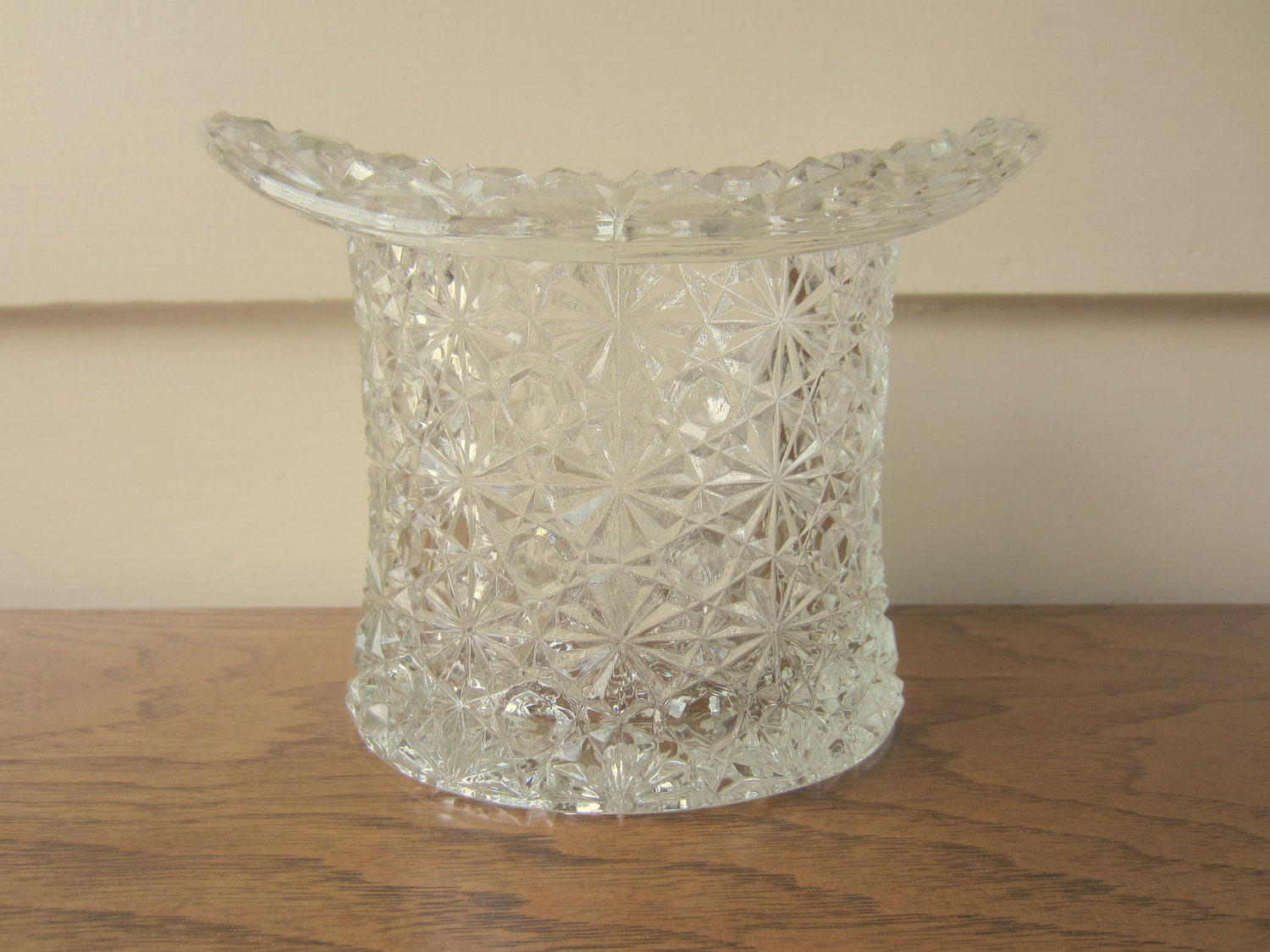 LUCKY Leprechaun glass hat.  Ice bucket.  Wine chiller.  Bar ware.  Luck of the Irish.