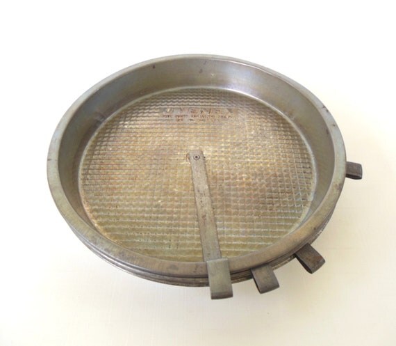 Vintage Ovenex Slider Cake Pan Round 8.5 x 1.25 by LaurasLastDitch