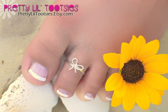 Bow Toe Ring, Gold or Silver Colored Wire, Adjustable