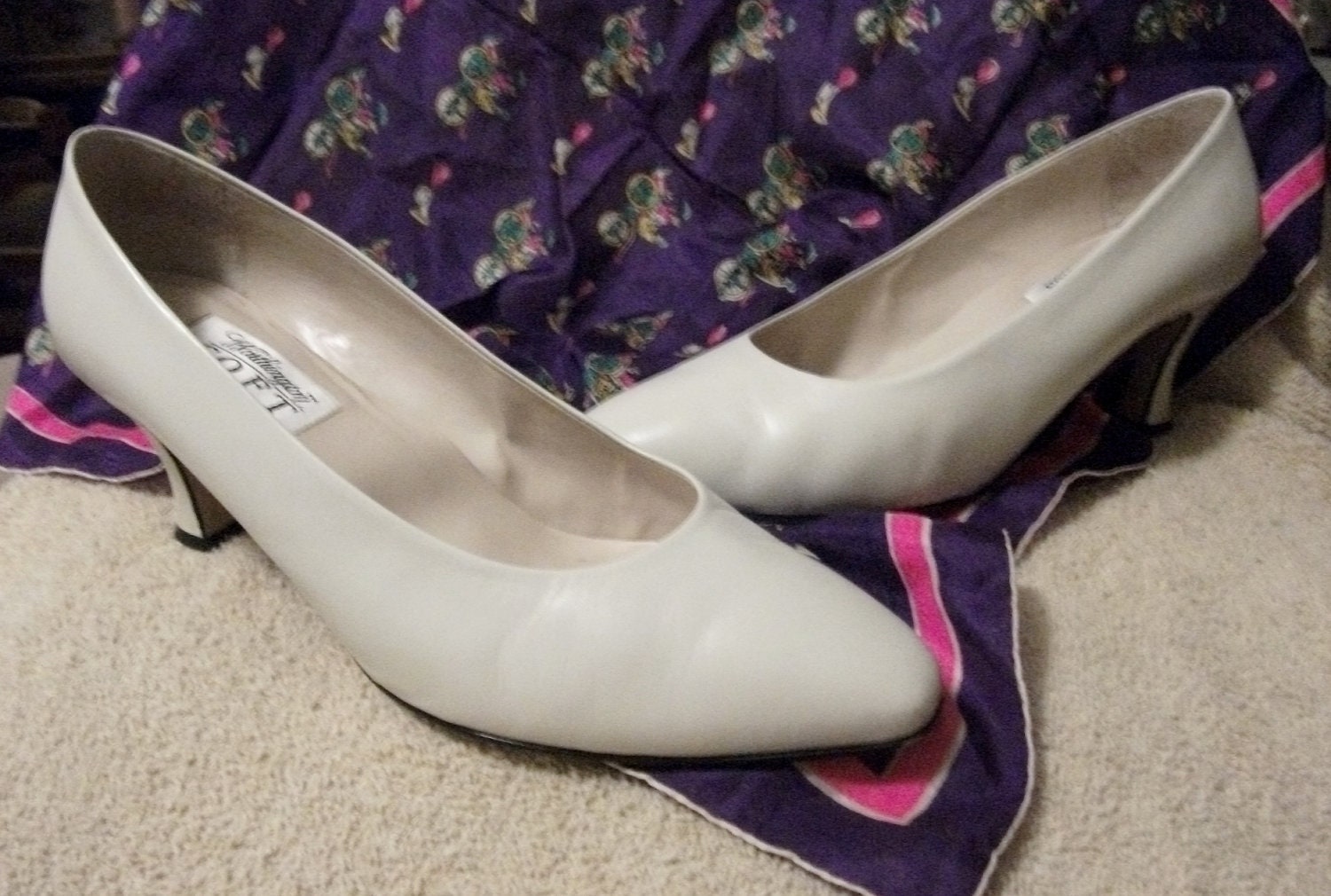 Vintage Ladies Leather Pumps with 2 1/2" Kitten Heel by Worthington Size 9 1/2 Wide Only 12 USD
