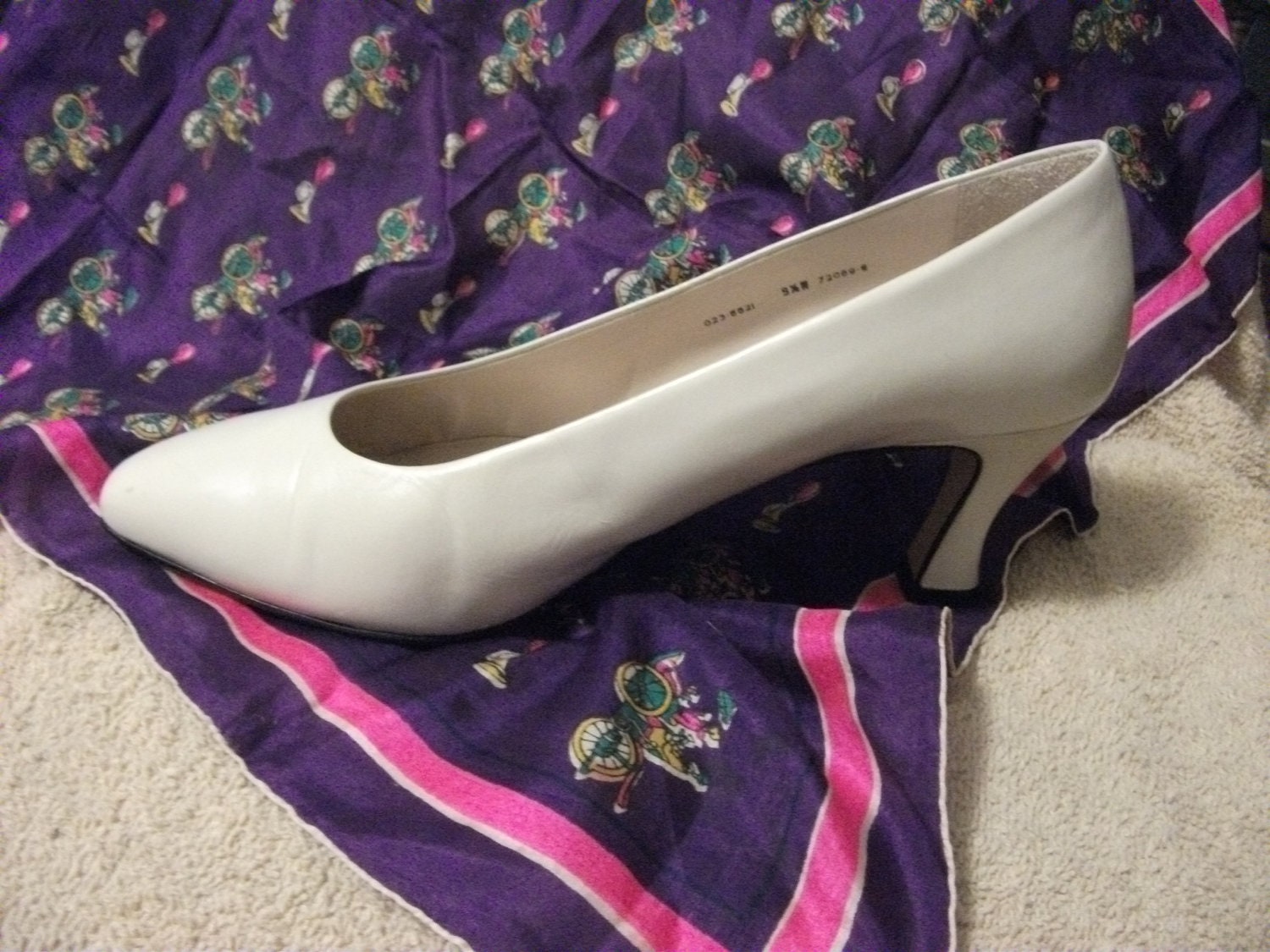 Vintage Ladies Leather Pumps with 2 1/2" Kitten Heel by Worthington Size 9 1/2 Wide Only 12 USD