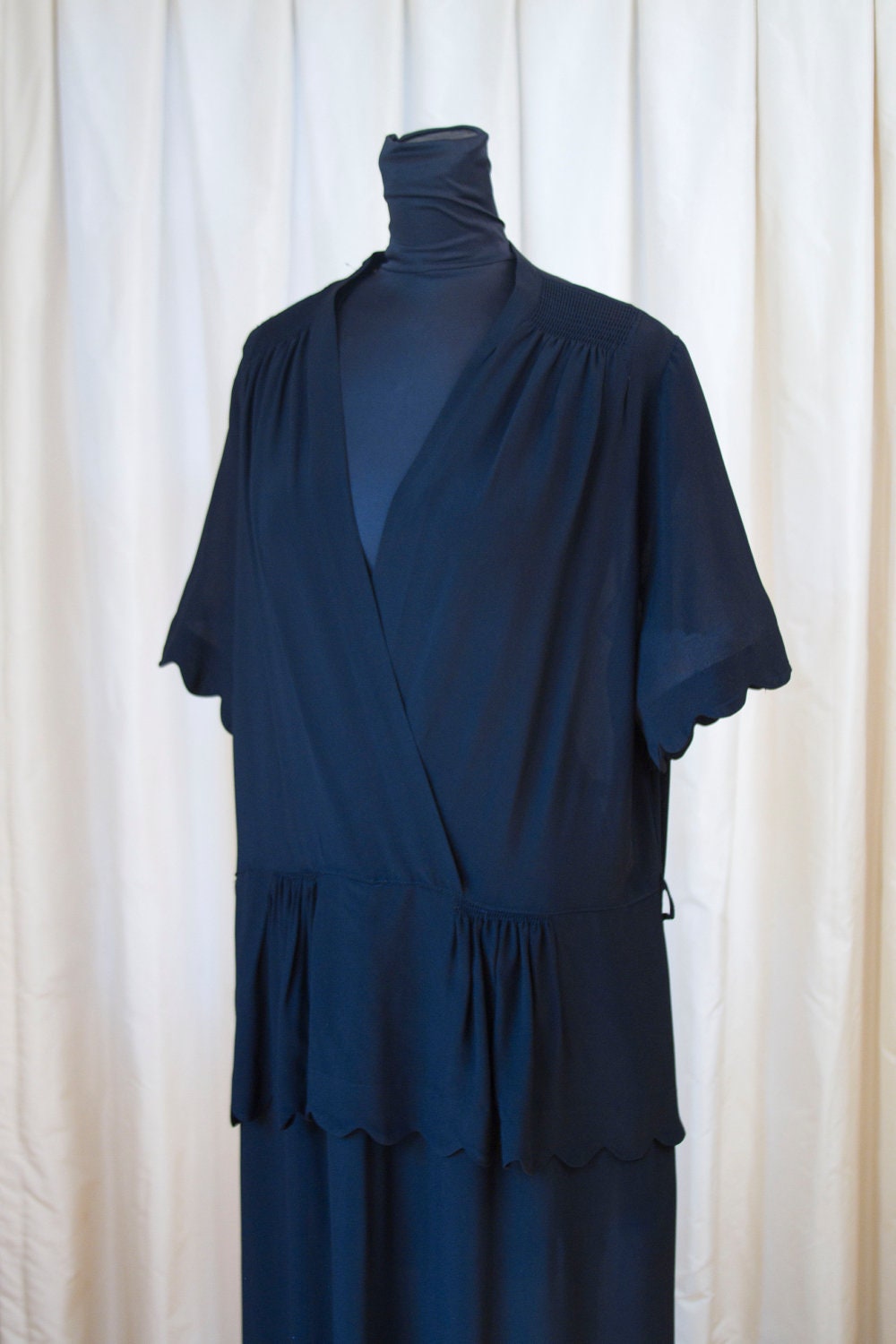 1940's Dress // Scallop Edge Black Rayon Plus Size Dress