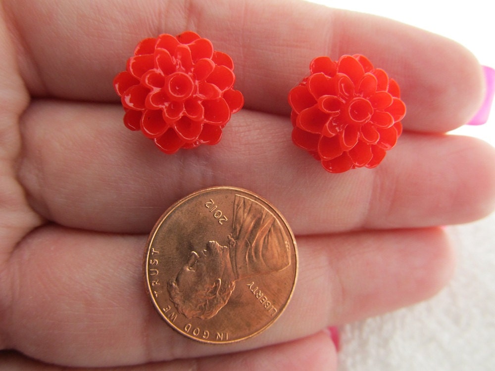 Beautiful 15mm Vibrant Bright Cherry Red Dahlia / Mum / Pom Pom Resin Cabochon Flower Post Earrings