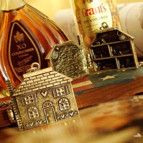 Beautiful house necklace, can open