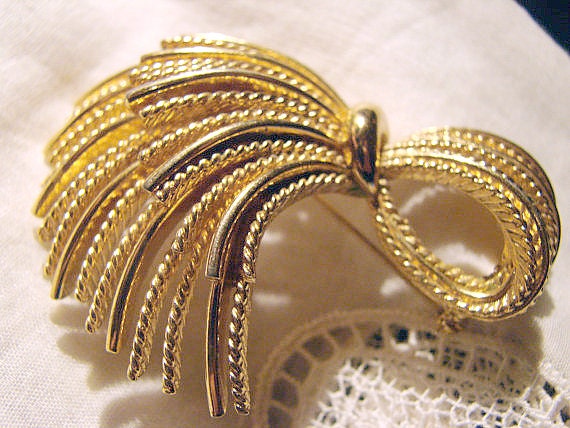 Glamorous Tassel Monet Brooch 1960