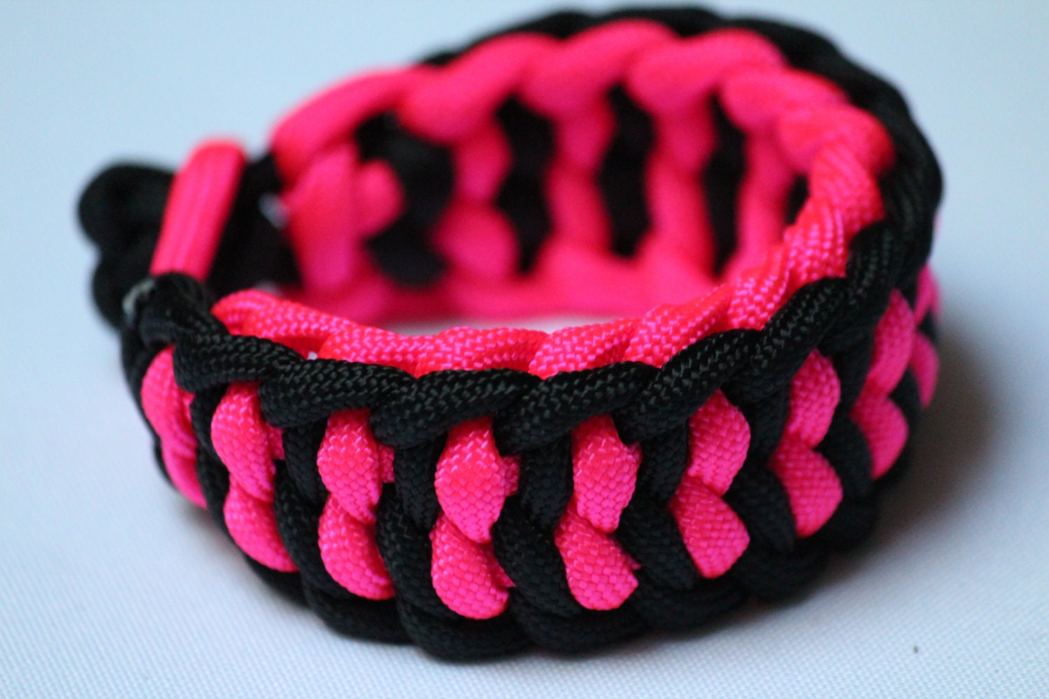 Reversible paracord bracelet - hot pink and black