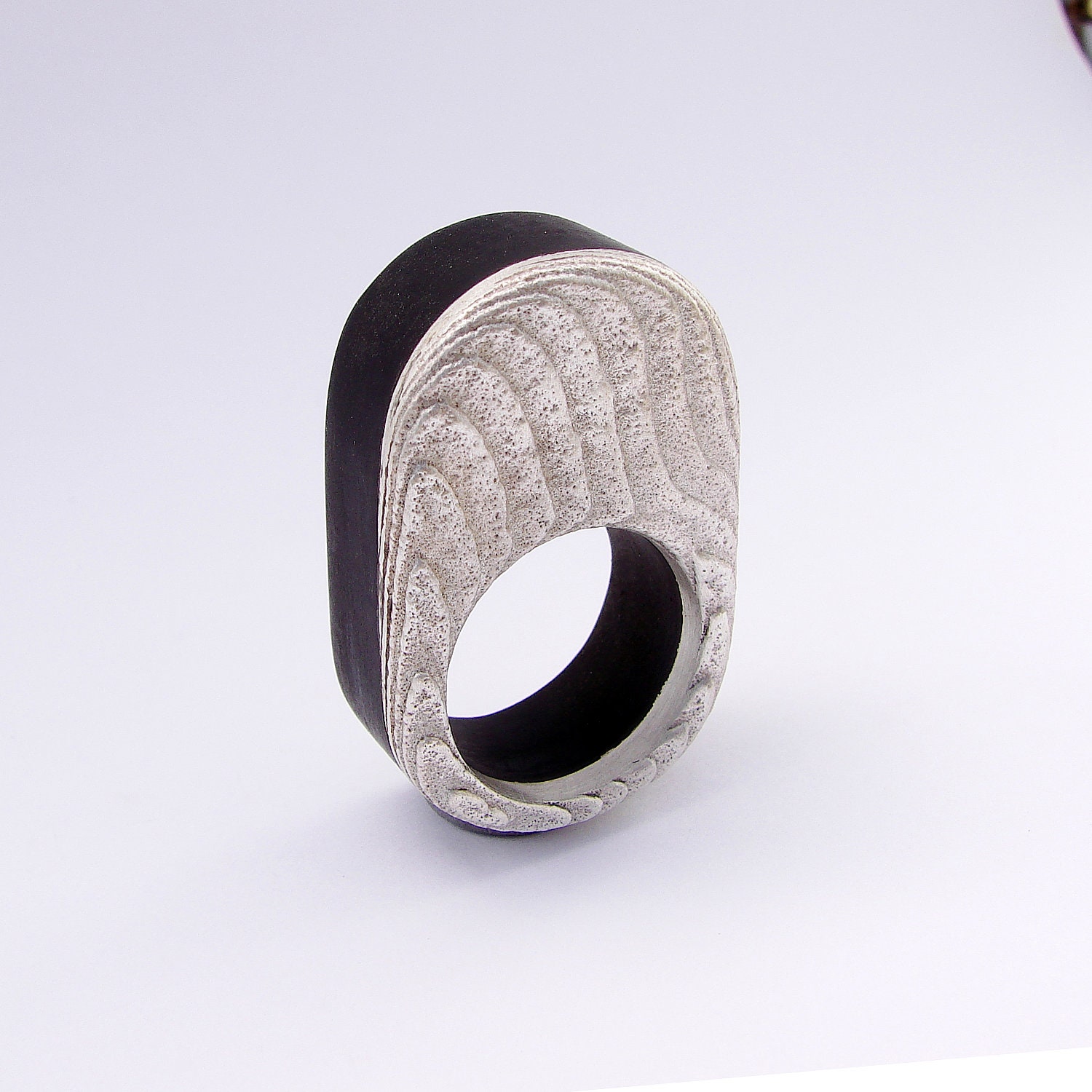 Chiaroscuro ring XIII