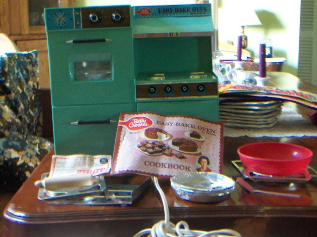 Complete- Working- Vintage Betty Crocker 1969 Easy Bake Oven