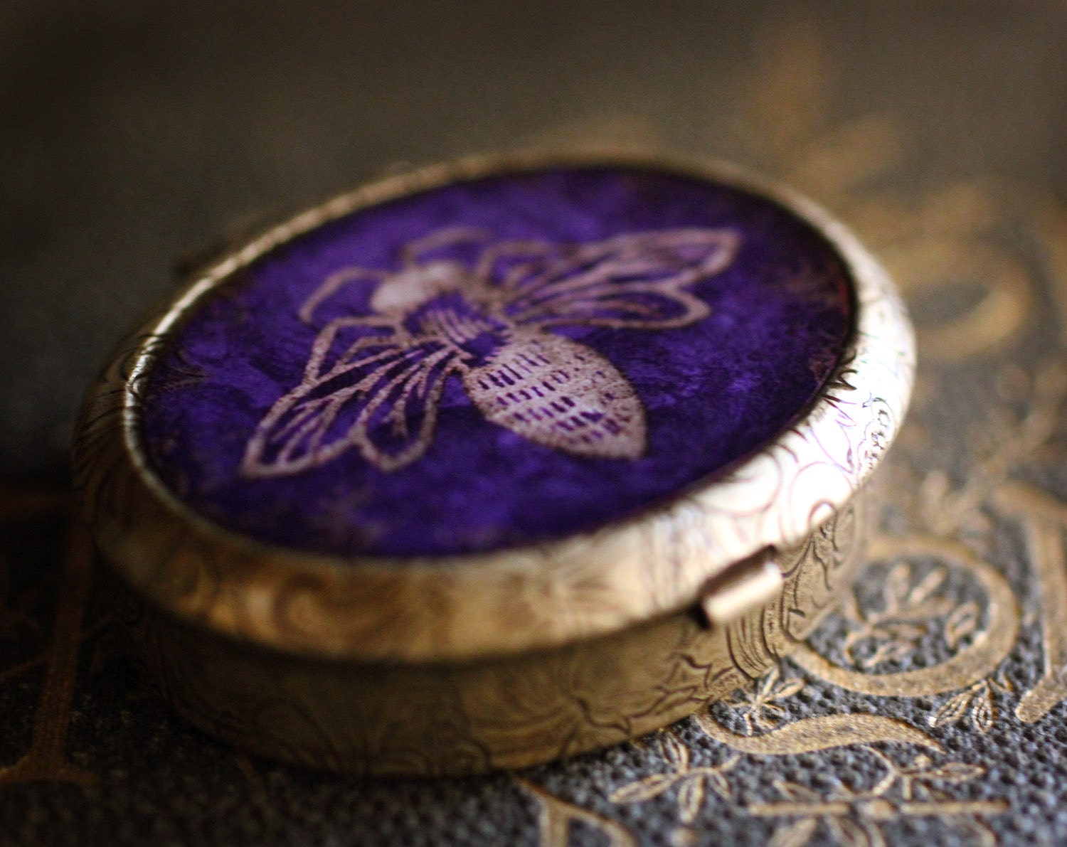 Blanc, A Vanilla Solid Natural Perfume Compact featuring the Honey Bee - Nature Fragrance in a Victorian Inspired Case - Perfect for Travel
