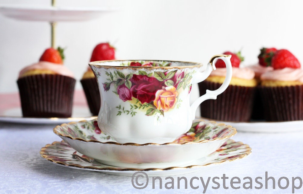 Royal Albert tea set Old Country Roses tea cup, saucer and plate: classic china with first edition backstamp from 1960s